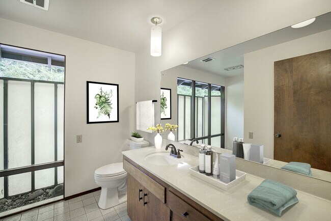 Building Photo - 4bd/2.5ba Clyde Hill Home