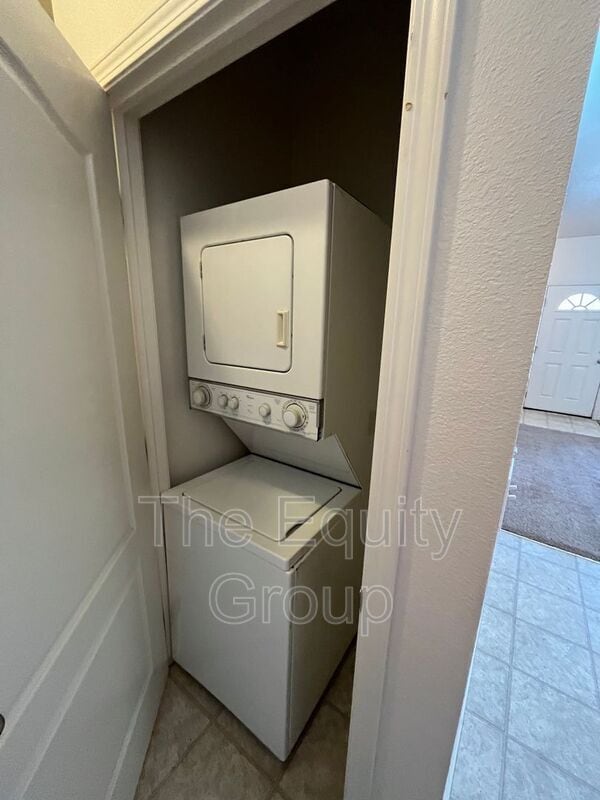 Building Photo - 2329 W Sunnyside Ave