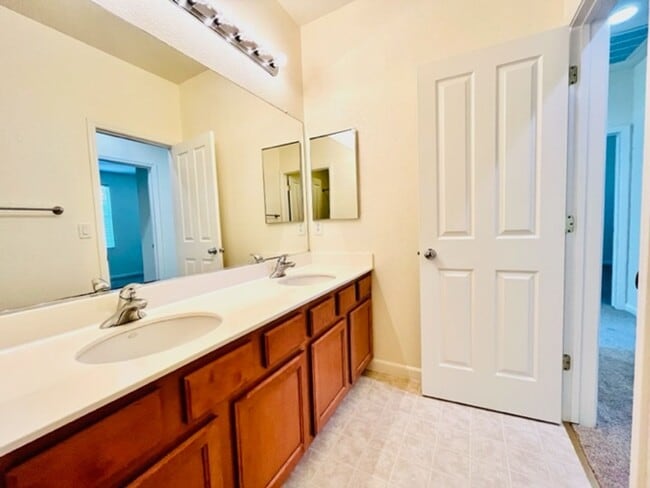 Building Photo - Gorgeous 3BD/2.5BA Tri-Level Townhouse- Ga...