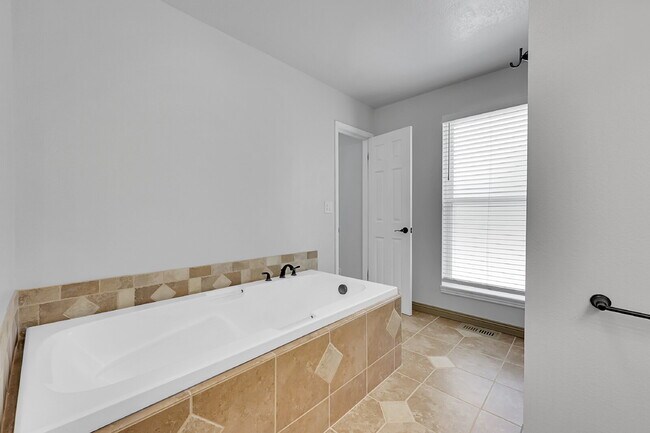 Building Photo - $2,700.00 - 4 Beds, 2 Baths, Single Family...