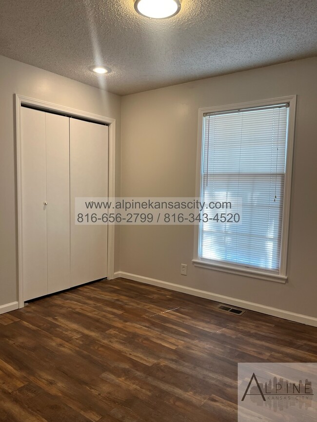 Building Photo - Spacious Parkville Ranch