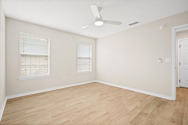 Building Photo - HEART OF DAPHNE LISTING!