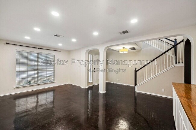 Building Photo - 315 Hollow Grove