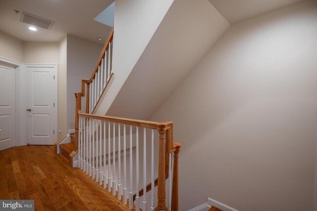 Building Photo - 420 Cook St