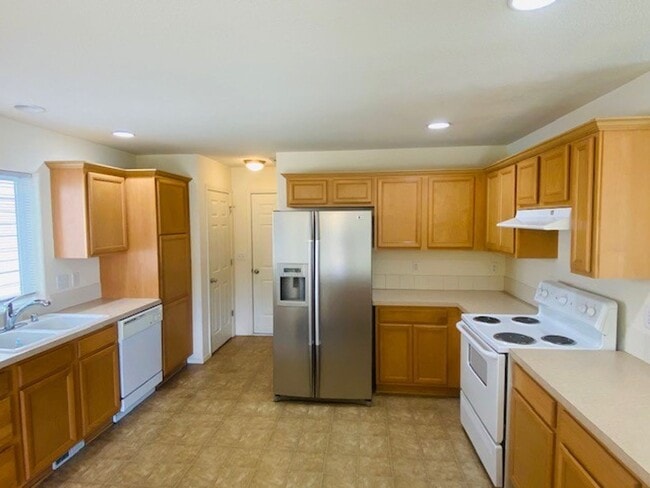 Building Photo - Charming and Spacious Home