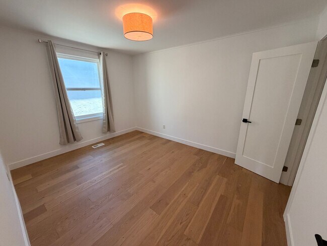 Building Photo - Spacious 4 Bedroom/2Bathroom Home in South San Francisco!