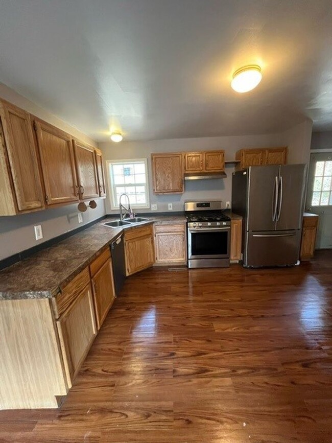 Building Photo - 3 bedroom 3 bathroom