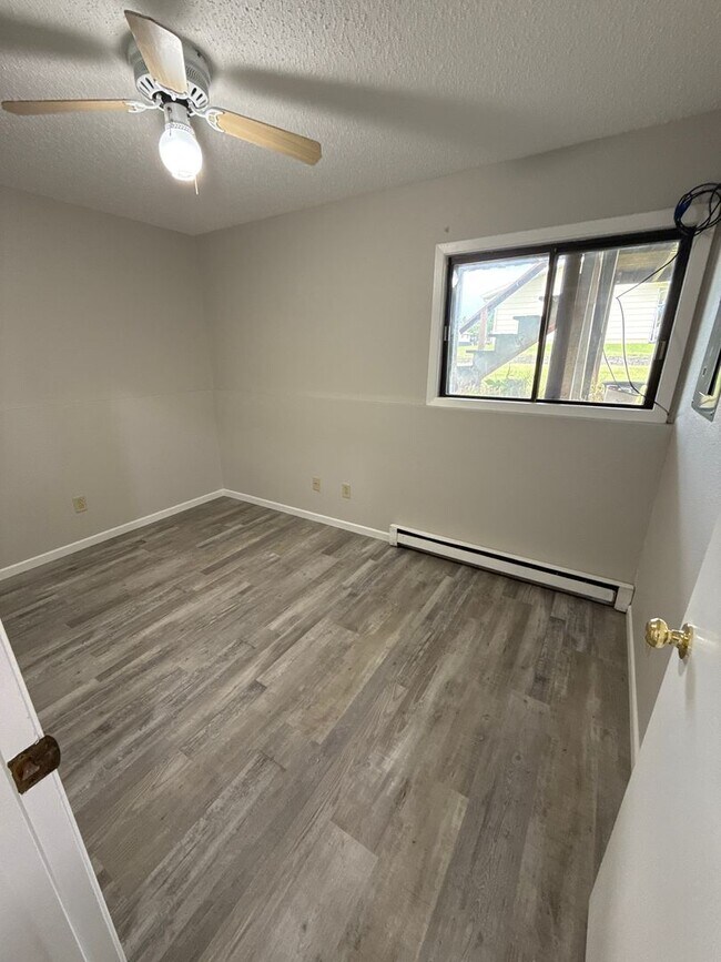 Building Photo - 2 bedroom Town House
