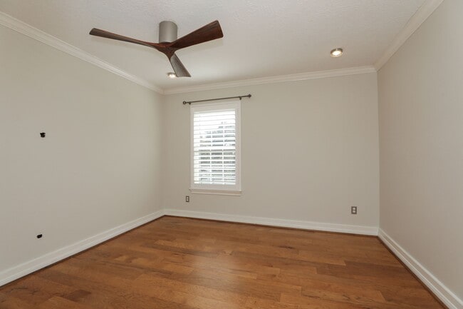 Building Photo - 722 Crossroads Dr