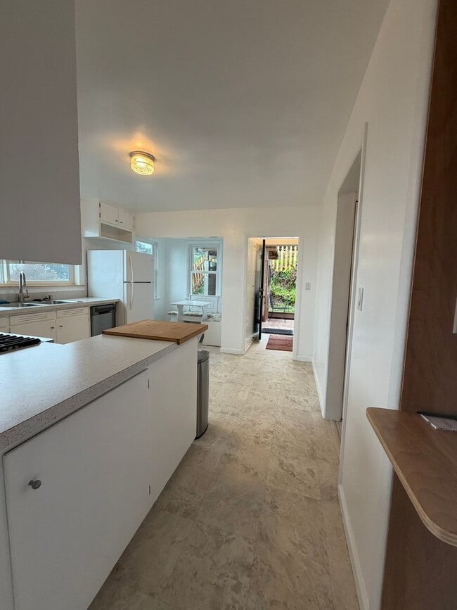 Building Photo - Beautiful 3 Bed / 2 Bath House With a Gorgeous View!