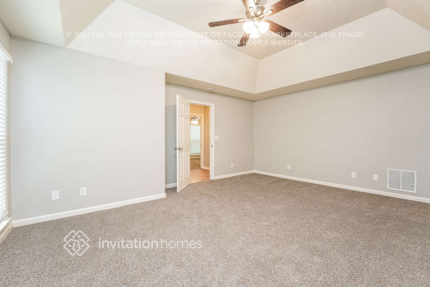 Building Photo - 2215 Valley Wood Dr