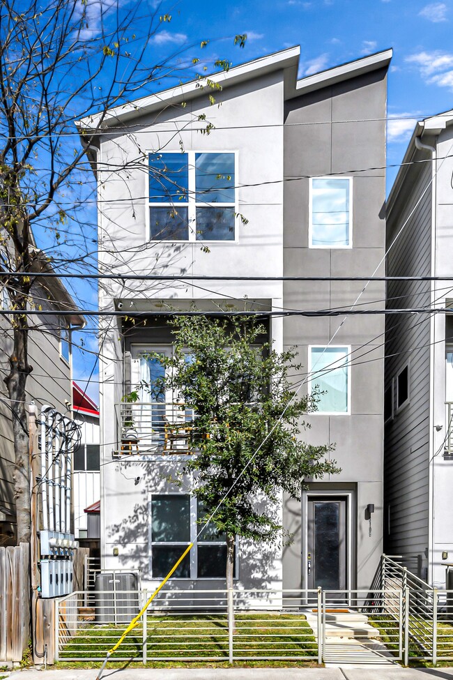 Building Photo - 3105 Gillespie St