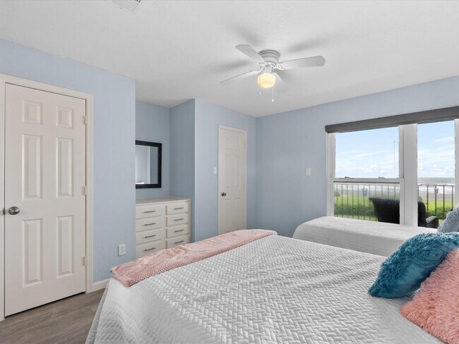 Building Photo - 7600 Seawall Blvd