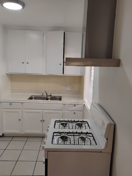 Building Photo - 14129 Vanowen St