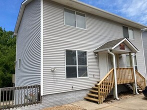 Building Photo - Newly Renovated 2 Bedroom 1.5 Bathroom Tow...