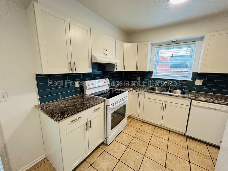 Building Photo - 633 Lotus Ave