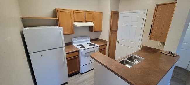 Building Photo - The Greens - 4221