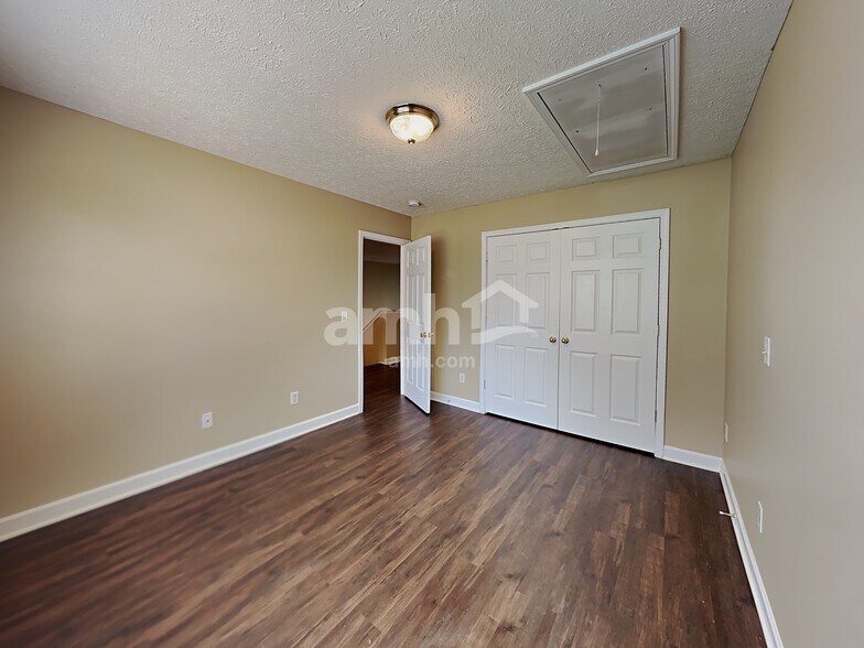 Building Photo - 8028 Meadowview Ln
