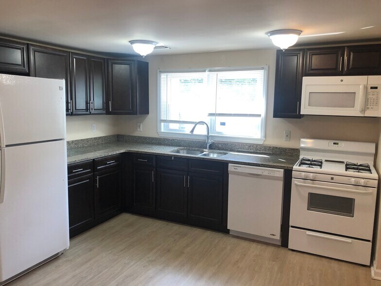 Kitchen - 90 Washington Ave