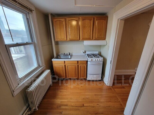 Building Photo - 16 2nd St