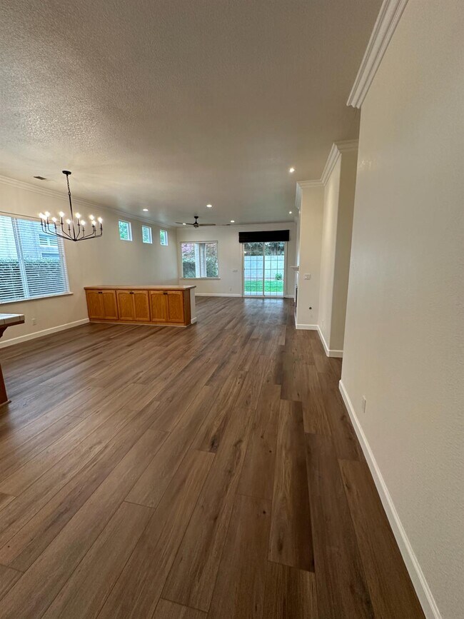 Building Photo - 7026 N Warren Ave