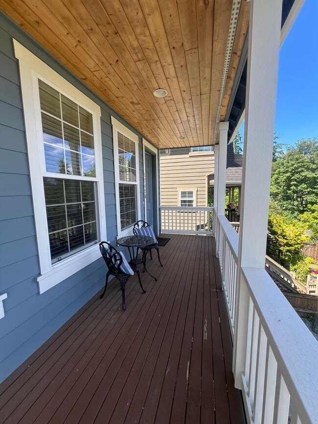 Building Photo - Stunning Trilevel home Woodinville!