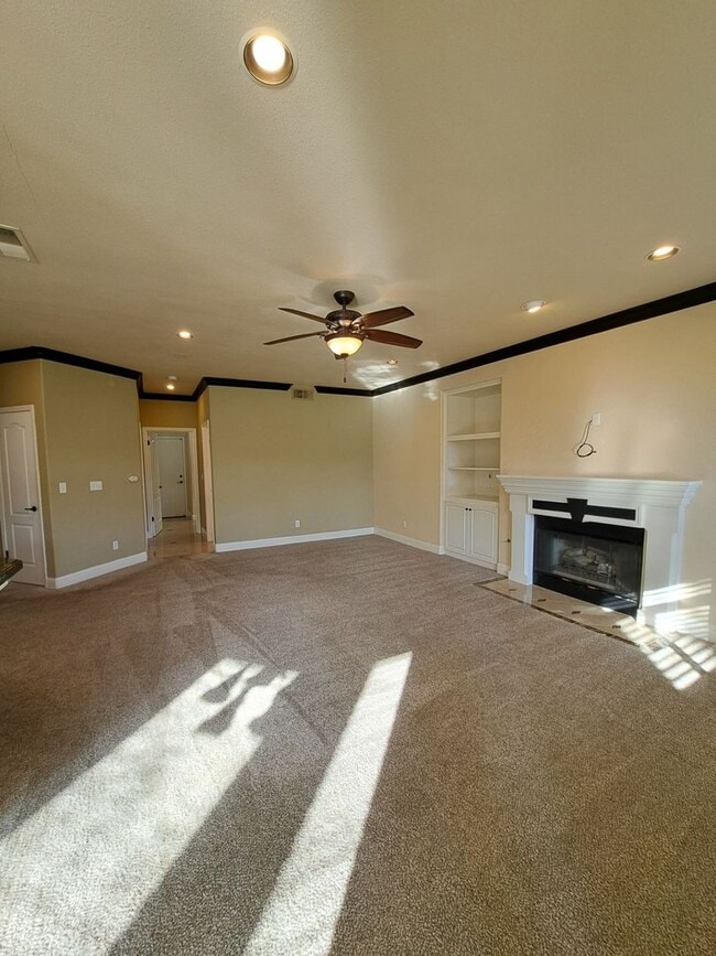 Building Photo - PRICE REDUCED TO $3450 & MOVE IN SPECIAL $450 OFF THE 1ST MONTH'S RENT – Spacious 5-Bedroom Fresn...