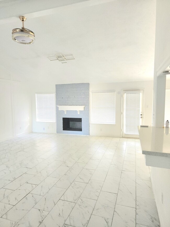 Building Photo - 3030 Shawnee Dr