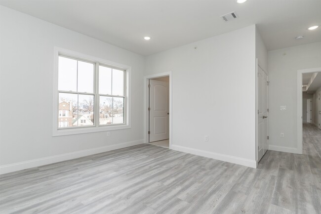 Building Photo - 144 Bergen Ave