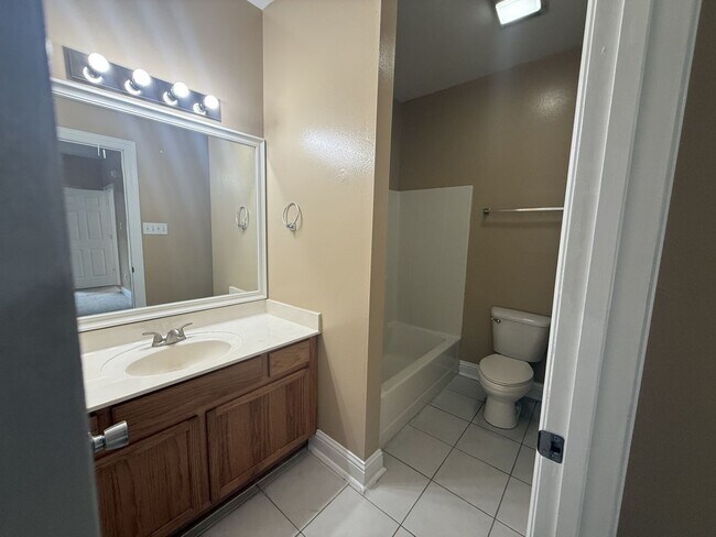 Building Photo - 2/2 Penny Lane Condo with washer/dryer