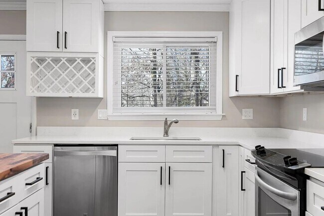 Building Photo - 627 Miles Rd