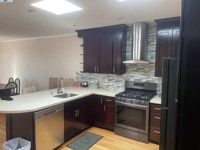 Building Photo - 586 39th Ave