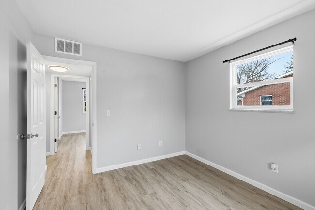 Building Photo - 84 Lasalle St