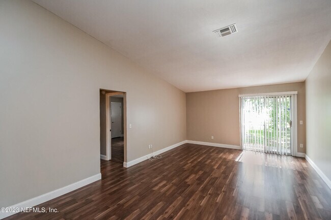 Building Photo - 10927 Horse Track Dr E