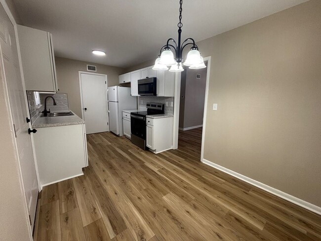 Building Photo - Stylishly Updated 3 Bedroom Home with Fresh Modern Finishes.