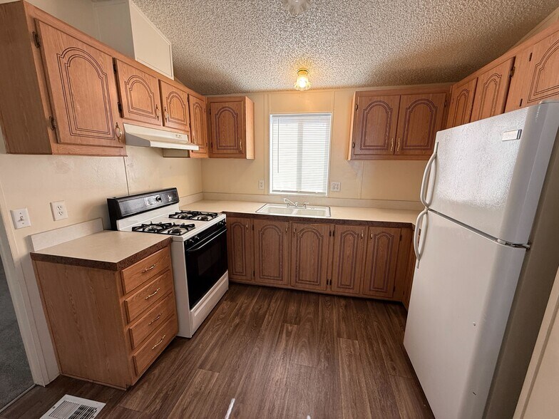 Building Photo - 3601 E Wyoming Ave