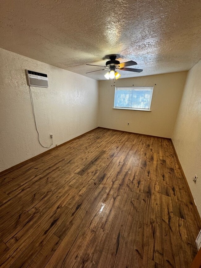 Building Photo - NE Two bedroom home