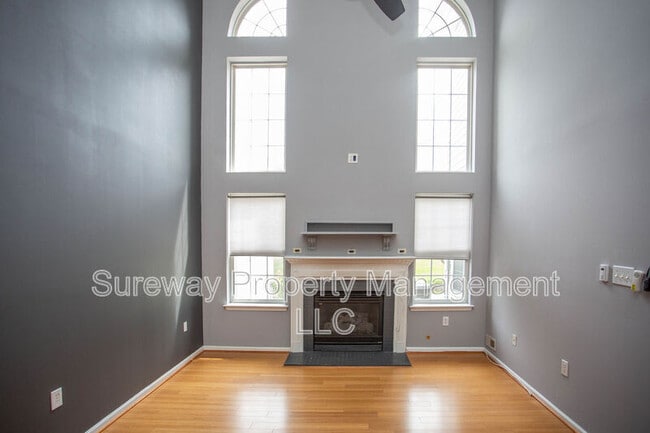 Building Photo - 605 Doral Dr
