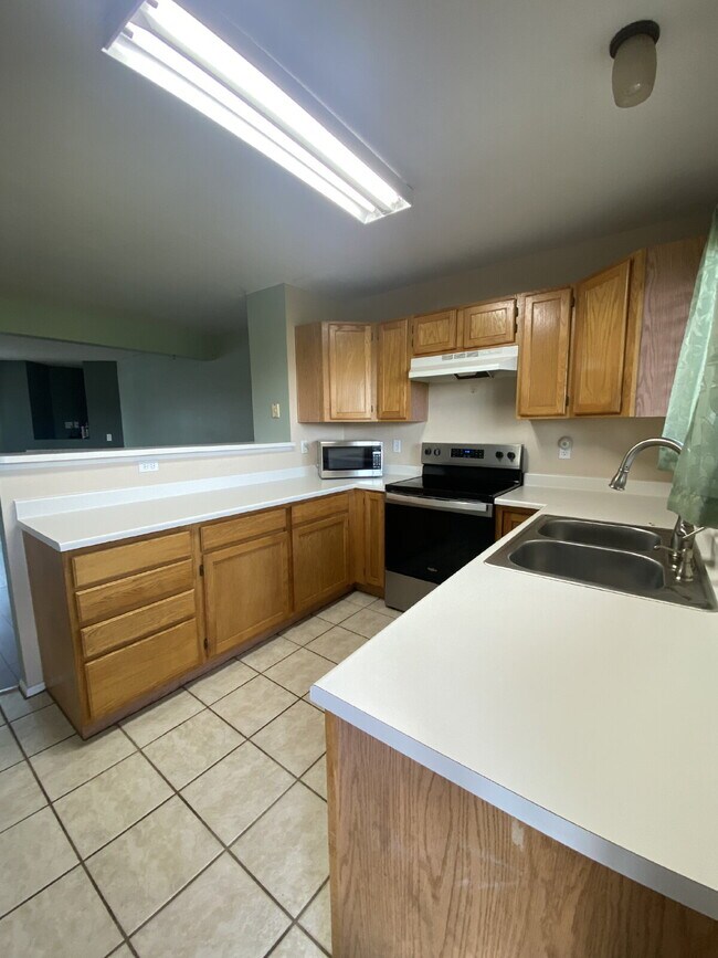 Building Photo - 3 bedroom townhouse - Plumtree