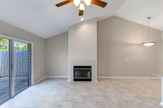 Building Photo - "Spacious 3-Bedroom Home with 2 Full Baths in the Heart of Palm Coast!"