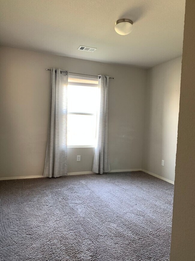 Building Photo - 3 bed 2 bath-Valley View-2 Car Garage