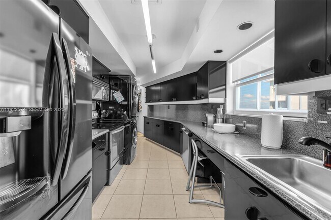 Building Photo - 4925 Collins Ave