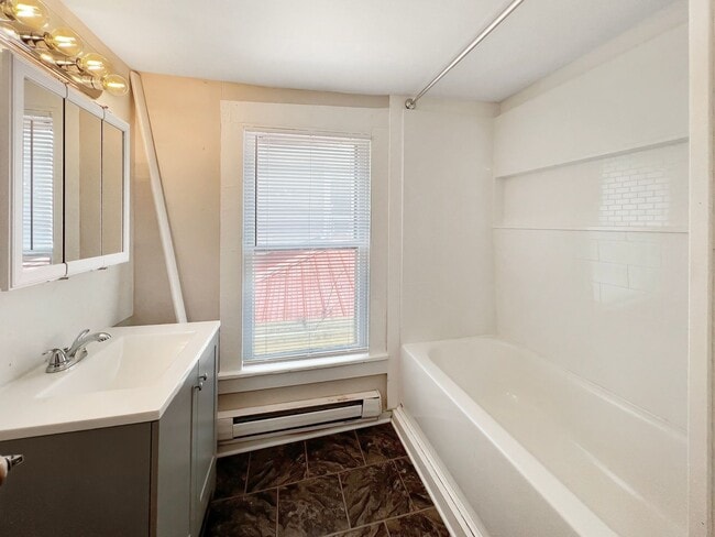 Building Photo - 200 Danis St