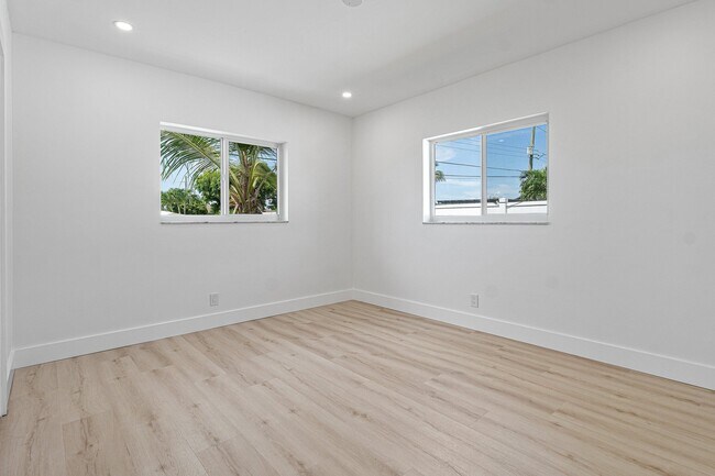 Building Photo - 970 SW 7th St