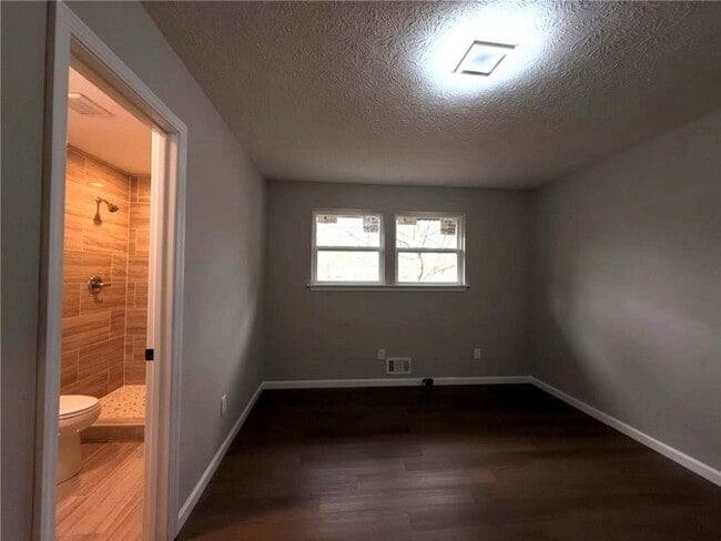 Building Photo - 1055 Pinecrest Dr