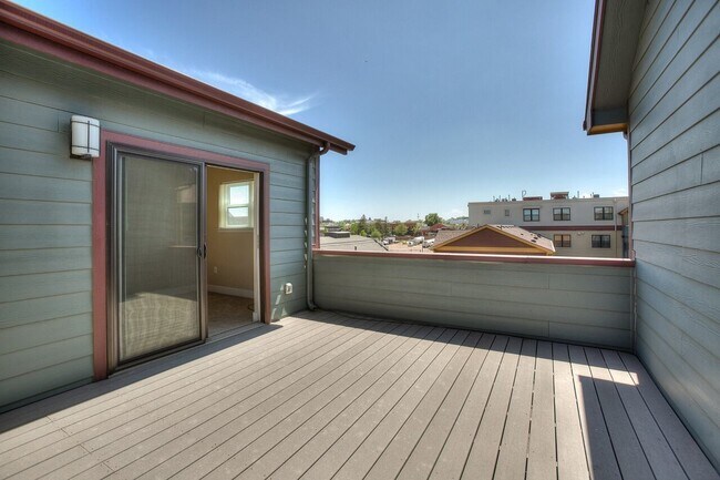 Building Photo - Rooftops - Unit 08