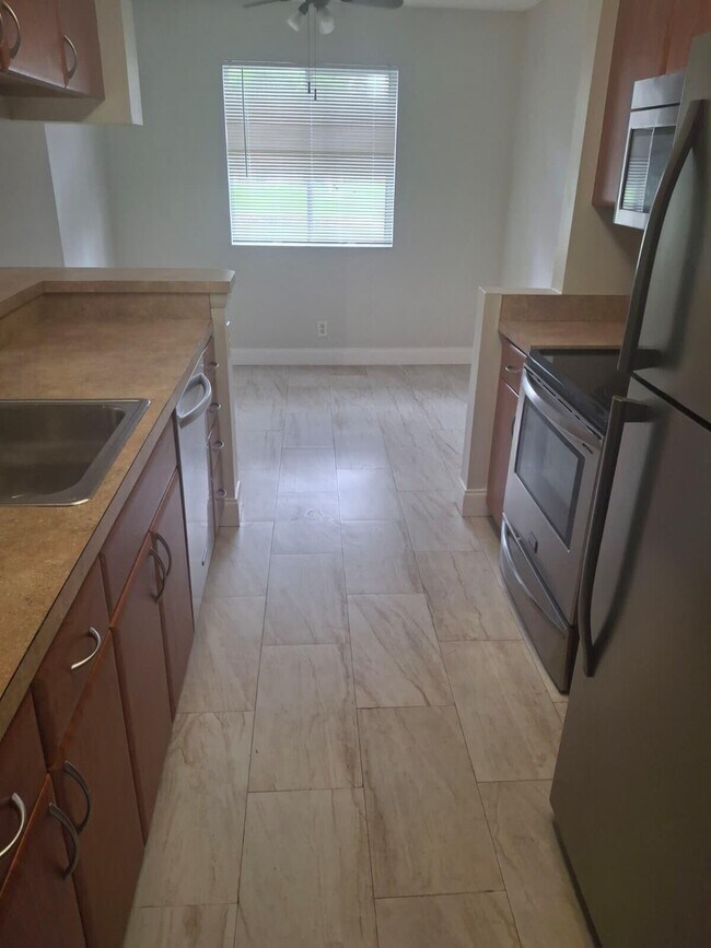 Building Photo - 9833 Westview Dr