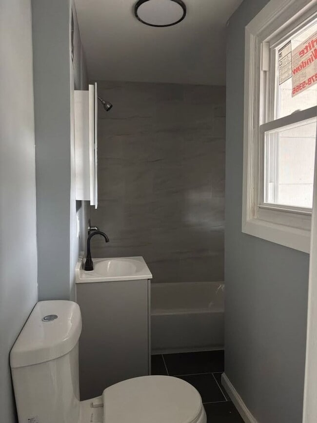 Building Photo - 33 Butler St