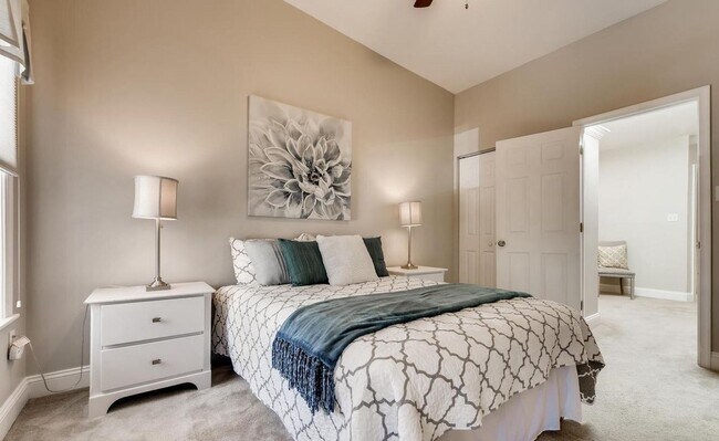 Building Photo - Charming 3 Bedroom/2.5 Bathroom Townhome with Finished Basement in Canton, MD!