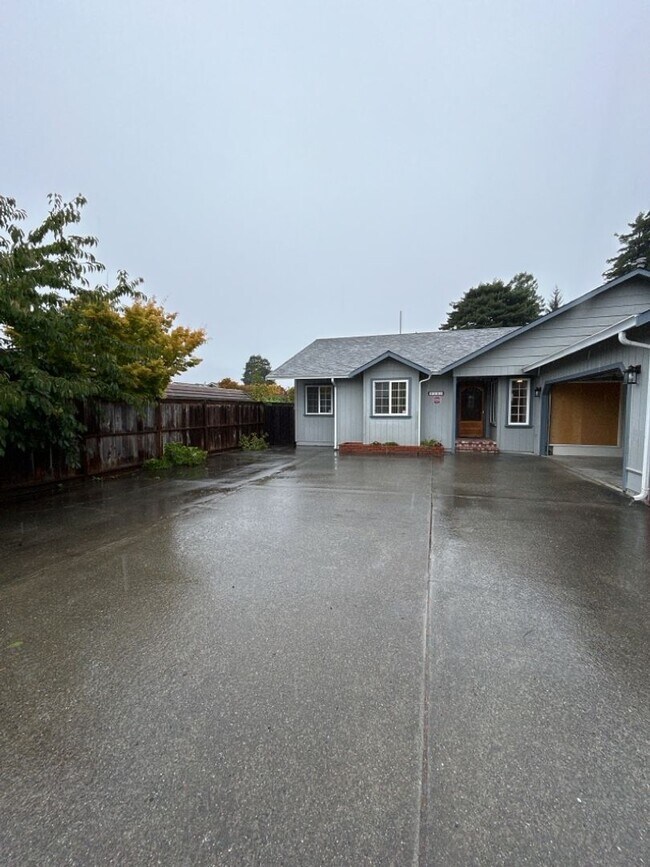 Building Photo - Cozy 3 Bedroom 2 Bath Home Located in Eureka